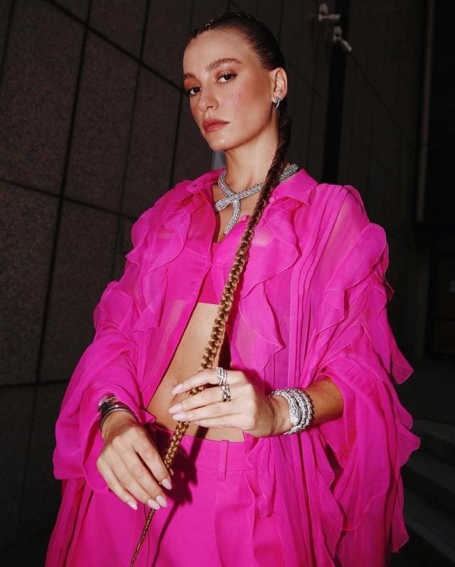 Özge Özpirinçci, Kıvanç Tatlıtuğ ile başrolü paylaşacağı diziden çıkarıldı! Yerine Serenay Sarıkaya geldi