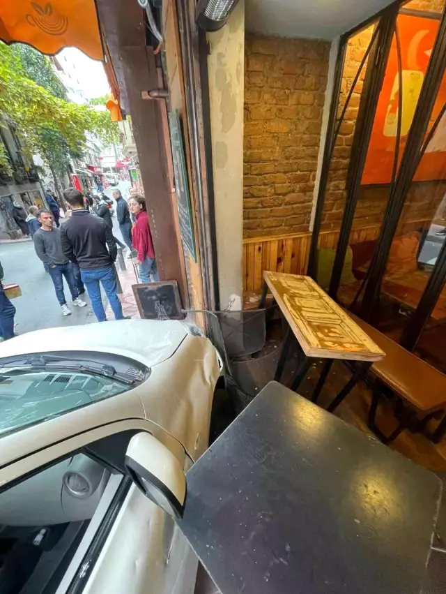 Oyuncu Ayten Soykök, aracıyla yayaların arasına daldı Oyuncu Ayten Soykök, aracıyla yayaların arasına daldı