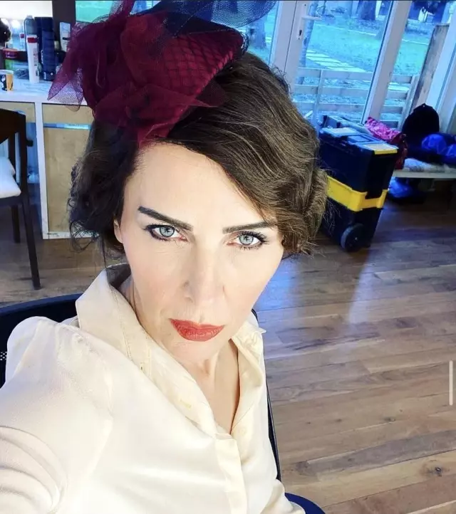 Oyuncu Ayten Soykök, aracıyla yayaların arasına daldı Oyuncu Ayten Soykök, aracıyla yayaların arasına daldı