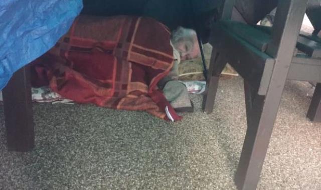 Ülkeden gelen son görüntü yürekleri sızlattı! Kanser hastası, yağmur altında 7 saat ambulans bekledi