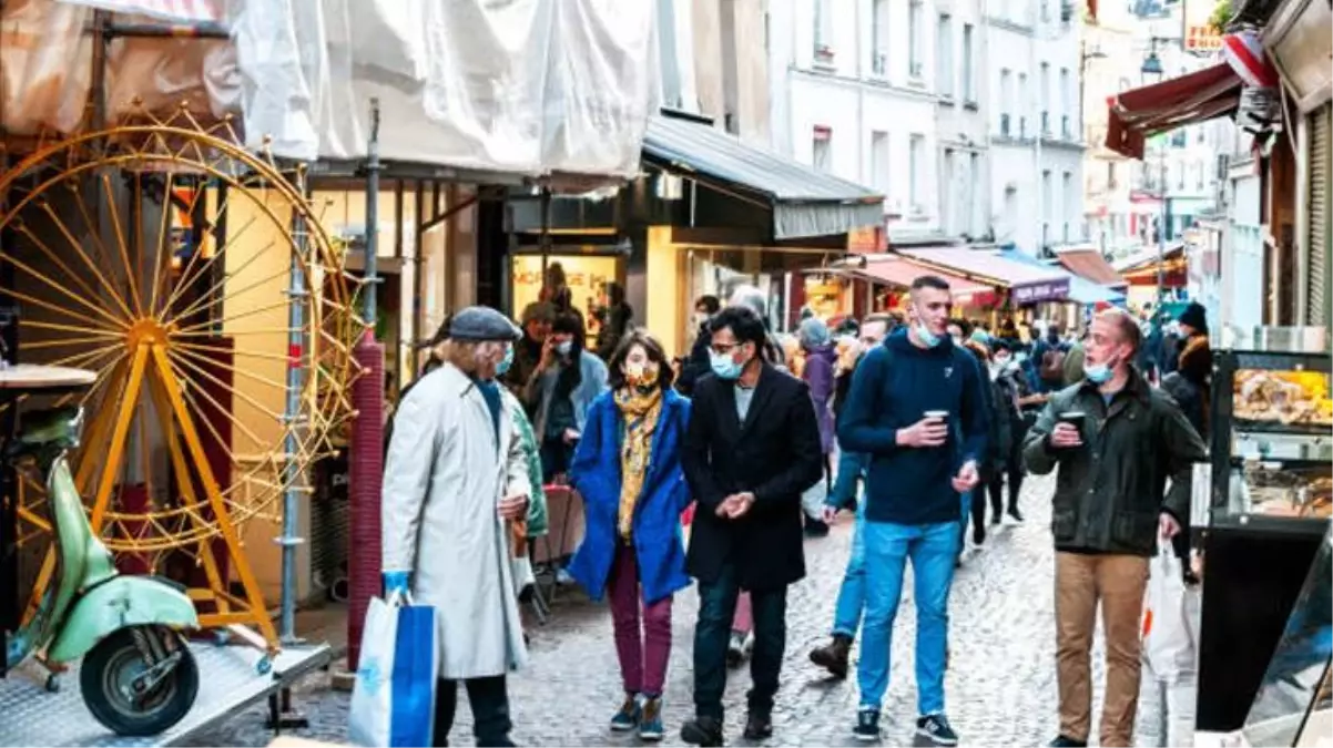 Macron bizzat açıkladı! Fransa'da 18-25 yaş arasındaki gençlere prezervatifler ücretsiz verilecek