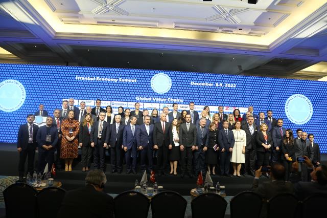 İstanbul Ekonomi Zirvesi 'Küresel Değer Zincirleri'' ana temasıyla gerçekleştirildi İstanbul Ekonomi Zirvesi 'Küresel Değer Zincirleri'' ana temasıyla gerçekleştirildi