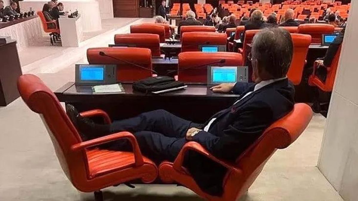 İYİ Partili vekil, TBMM'de bütçe görüşmelerini ayaklarını koltuğa uzatarak dinledi! Tepki yağıyor