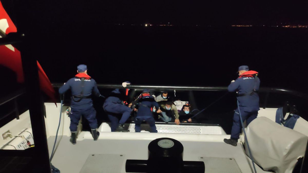 İzmir'de 155 düzensiz göçmen yakalandı, 50 düzensiz göçmen kurtarıldı