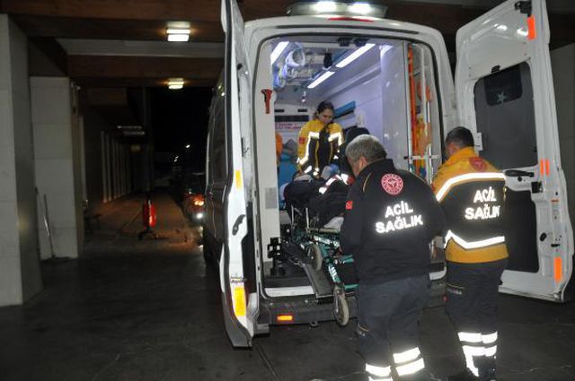 ASKERİ ARAÇ DEVRİLEREK ALEV ALDI: 3 ASKER YARALI ASKERİ ARAÇ DEVRİLEREK ALEV ALDI: 3 ASKER YARALI