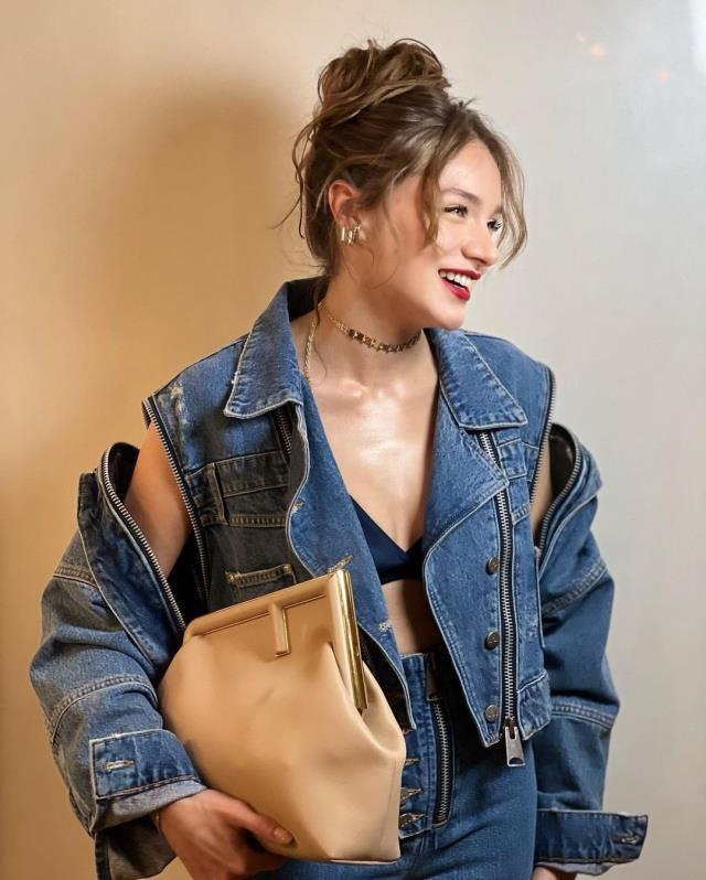 Sütyen ve ceket kombini yapan Miray Daner'in tarzı beğenilmedi