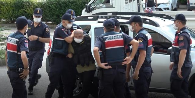 Trabzon'da 3 kızını tabancayla öldürdüğü iddia edilen baba hakim karşısında Trabzon'da 3 kızını tabancayla öldürdüğü iddia edilen baba hakim karşısında