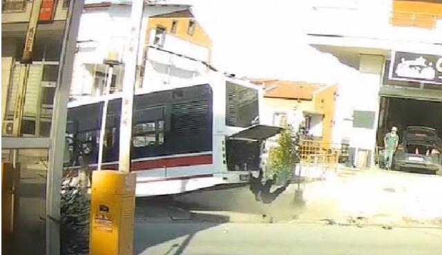 Arızalanan otobüs hareket edince motor kaputuna tutunup sürüklenen şoförün başına gelenler korkuttu