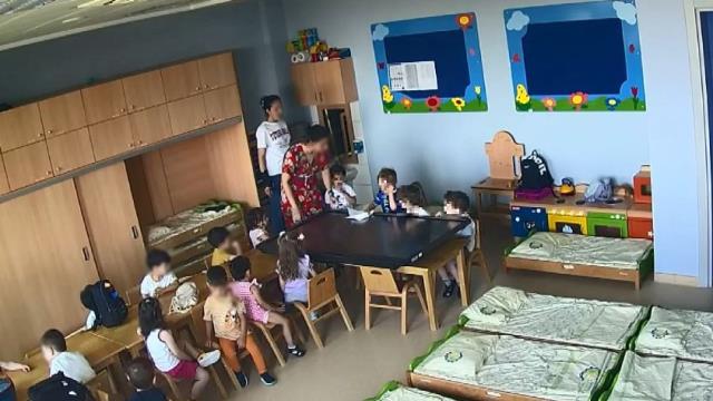 Çocuğunun oyuncak bebeğe yaptıklarından şüphelenen annenin sorusu kreşteki skandalı ortaya çıkardı Çocuğunun oyuncak bebeğe yaptıklarından şüphelenen annenin sorusu kreşteki skandalı ortaya çıkardı