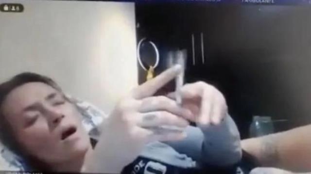 Duruşmaya zoom üzerinden yarı çıplak katılan hakim ceza aldıktan sonra daha fena şeyler yaptı Duruşmaya zoom üzerinden yarı çıplak katılan hakim ceza aldıktan sonra daha fena şeyler yaptı