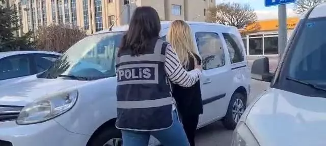 Ev kiralayıp genç kızları cinsel ilişkiye zorlayan kadın tutuklandı! Daha neler neler yapmış Ev kiralayıp genç kızları cinsel ilişkiye zorlayan kadın tutuklandı! Daha neler neler yapmış