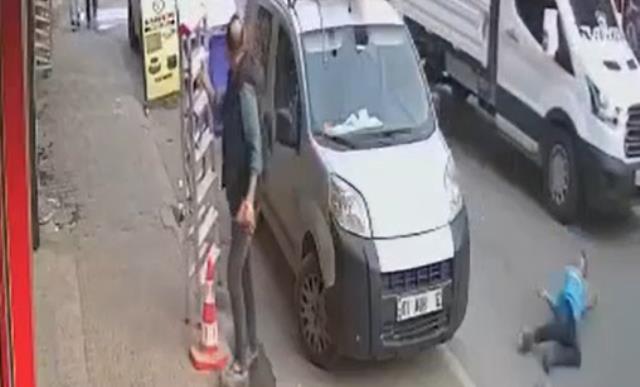 Kamyonetin çarptığı çocuk metrelerce sürüklendi! O anları iş yeri kamerası anbean kaydetti