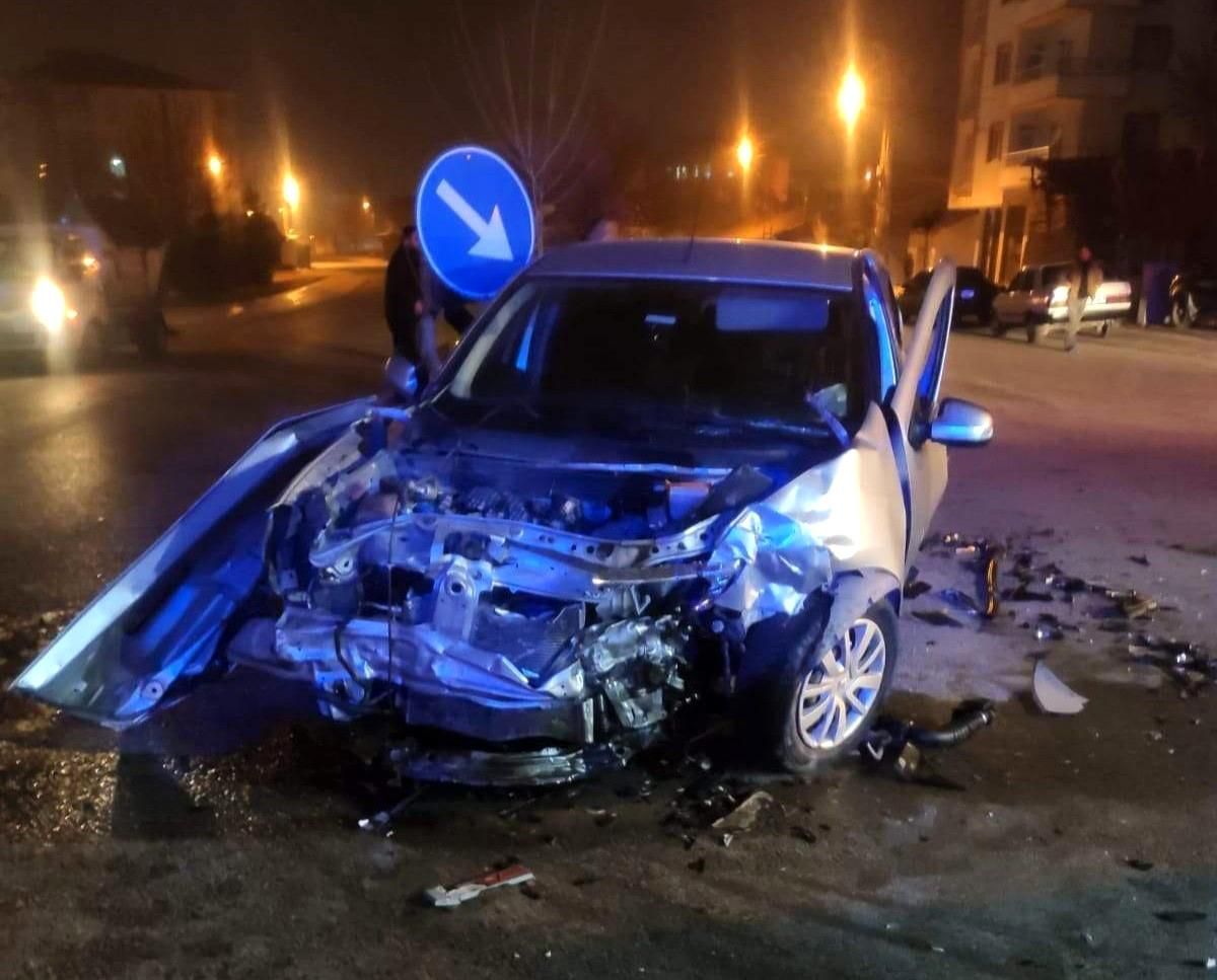 Malatya'da iki otomobil çarpıştı: 1'i ağır 3 yaralı