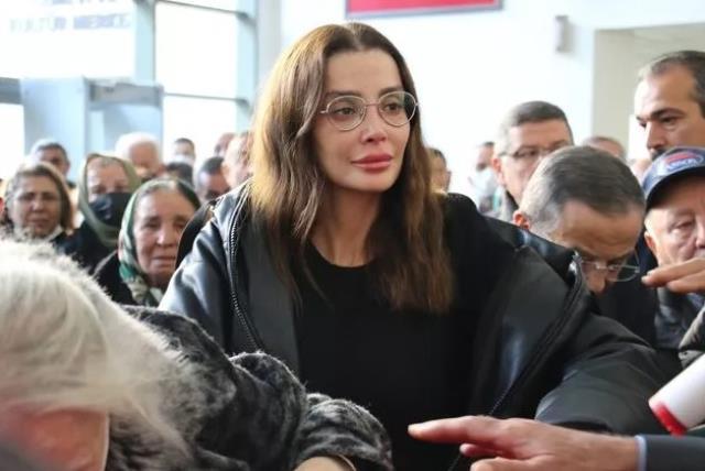 Babasının cenazesine makyajlı gittiği söylenen Özge Ulusoy, eleştirilere ateş püskürdü