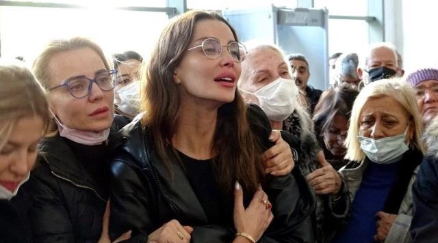 Babasının cenazesine makyajlı gittiği söylenen Özge Ulusoy, eleştirilere ateş püskürdü