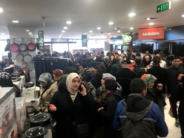 Vatandaşlar yarı fiyatına tencere alabilmek birbirlerini ısırdılar