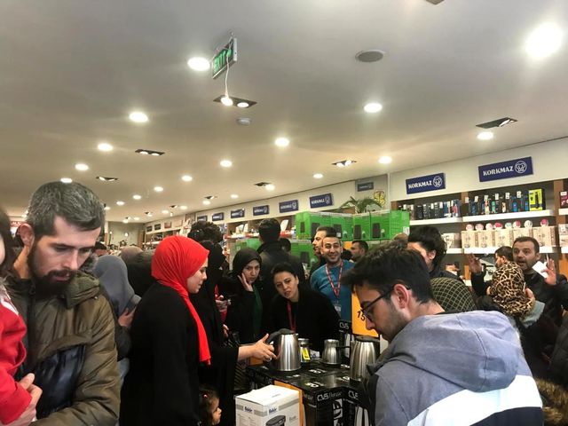 Vatandaşlar yarı fiyatına tencere alabilmek birbirlerini ısırdılar