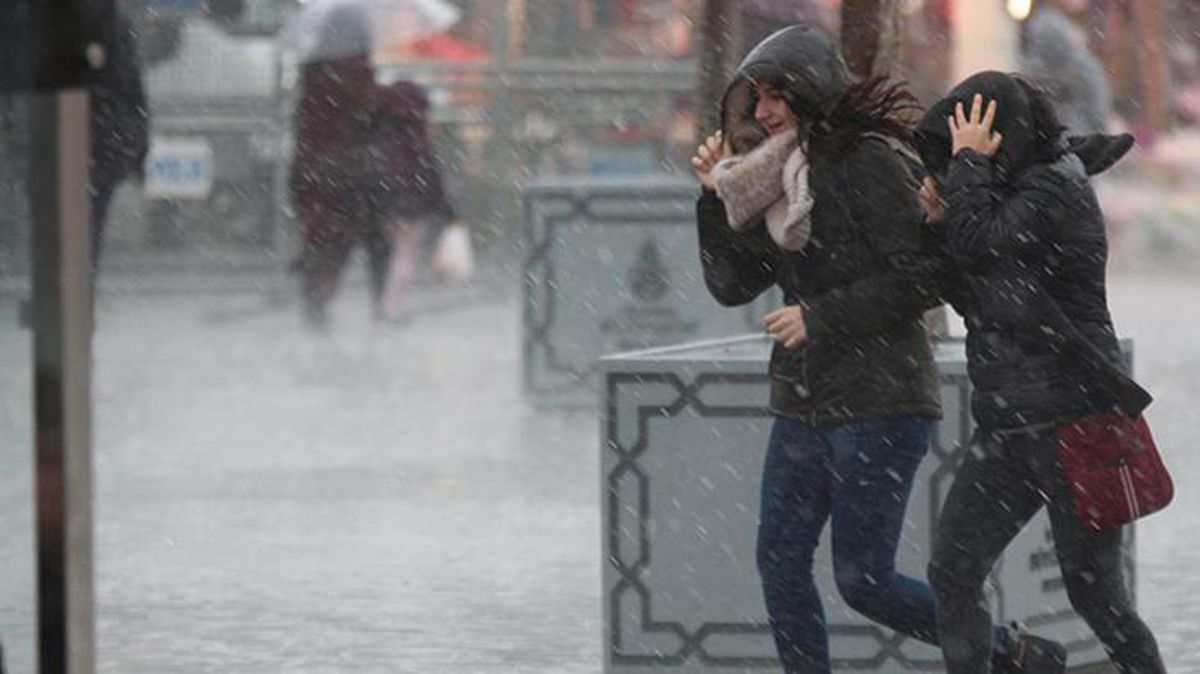 Hafta sonu planı yapanlar dikkat! İstanbullulara sağanak yağış ve fırtına uyarısı