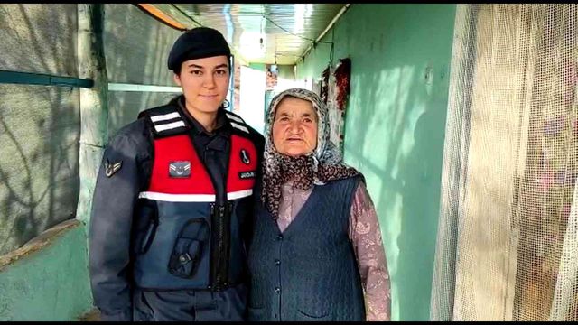 Yaşlı kadının kefen parasına göz diken dolandırıcılar, kapıya getirilen emekli maaşı da aldı Yaşlı kadının kefen parasına göz diken dolandırıcılar, kapıya getirilen emekli maaşı da aldı