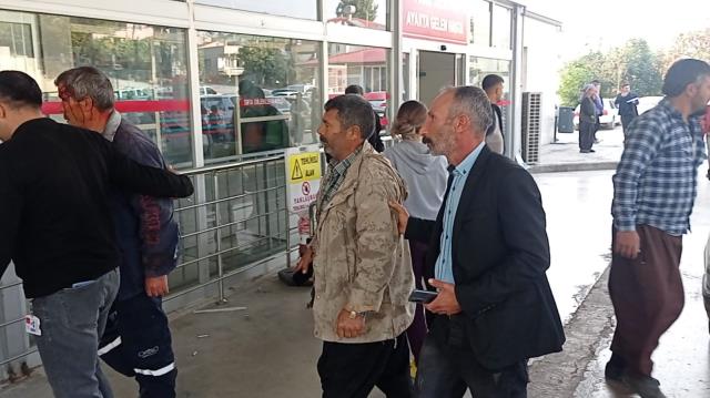 Kozan'da çift römorklu traktör devrildi: 1 ölü, 46 yaralı Kozan'da çift römorklu traktör devrildi: 1 ölü, 46 yaralı