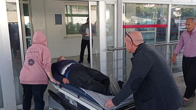 Kozan'da çift römorklu traktör devrildi: 1 ölü, 46 yaralı Kozan'da çift römorklu traktör devrildi: 1 ölü, 46 yaralı