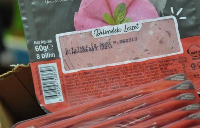 Marketlere denetime giden ekipler, son kullanma tarihinin üzerinden 10 ay geçmiş ürünler buldu