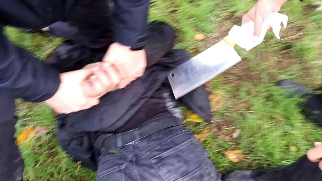 Taraftarla maça satır ve bıçaklarla geldiler! Bitiş düdüğüyle ortalık savaş alanına döndü Taraftarla maça satır ve bıçaklarla geldiler! Bitiş düdüğüyle ortalık savaş alanına döndü
