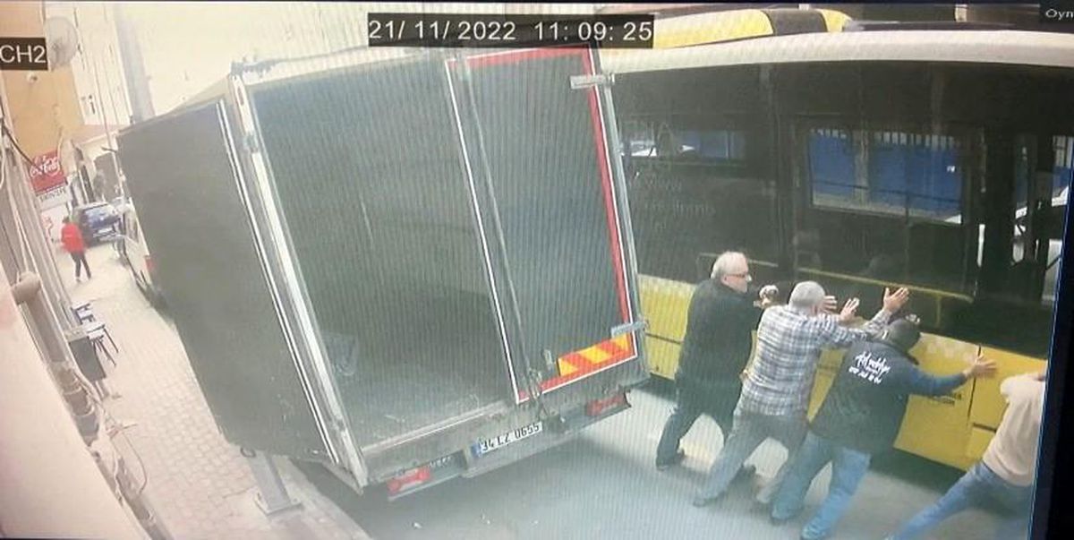 İstanbul'da akıl almaz kaza kamerada: Sıkışan şoförü 10 tonluk otobüsü itip kurtardılar