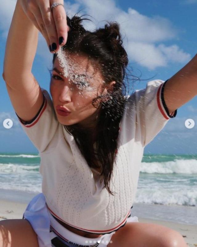 La Casa de Papel'in Tokyosu mini şortuyla sahilde poz verdi! Beğeniler 2 milyonu geçti