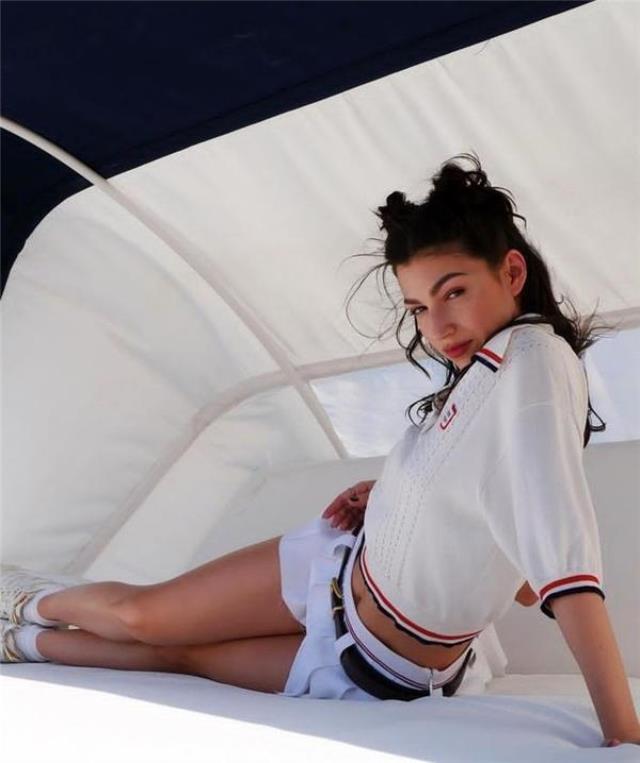 La Casa de Papel'in Tokyosu mini şortuyla sahilde poz verdi! Beğeniler 2 milyonu geçti