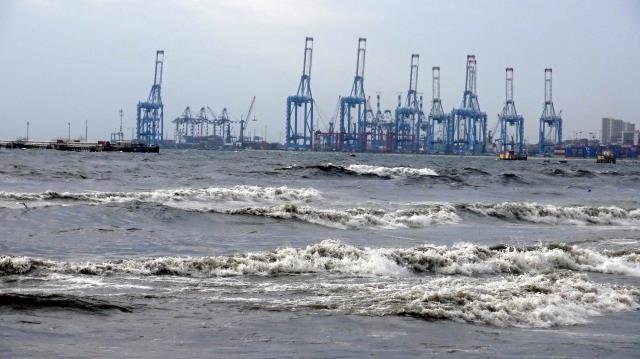 Lodos megakenti fena vurdu! Çatıdan kopan parçalar 3 arabayı hurdaya çevirdi, dalga yüksekliği 5 metreyi buldu