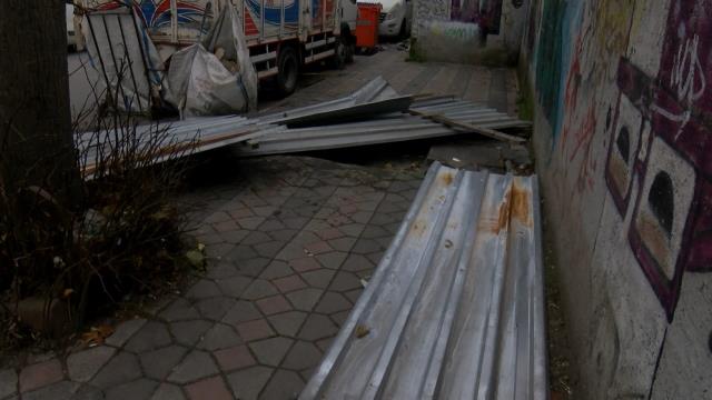 Lodos megakenti fena vurdu! Çatıdan uçan demir tente 3 otomobili hurdaya çevirdi