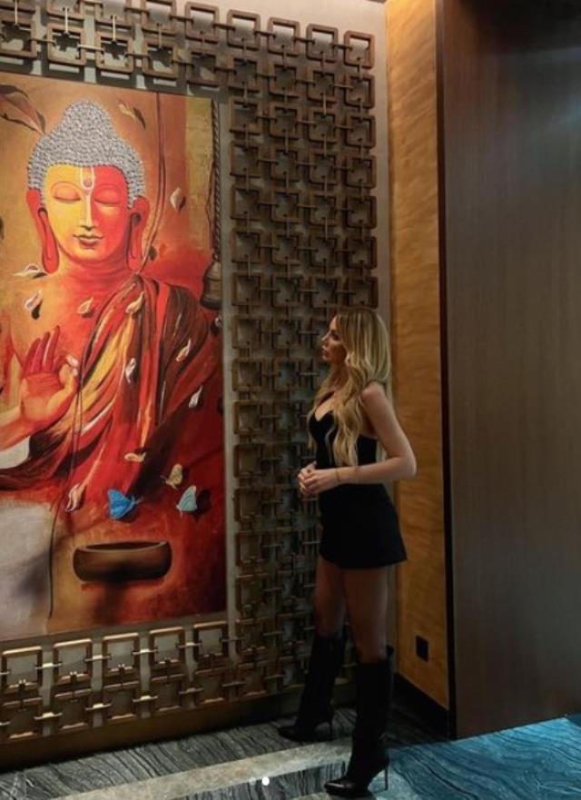 Petek Dinçöz etek boyuyla ilgili yorum yapan takipçine sinirlendi Petek Dinçöz etek boyuyla ilgili yorum yapan takipçine sinirlendi