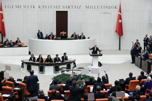 TBMM'de büyük gerginlik! Soylu'nun sözüyle çıldıran muhalefet kürsüye fotoğraf fırlattı