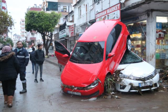 Antalya'da yaşanan selde hasarın boyutu gün ağarınca ortaya çıktı Antalya'da yaşanan selde hasarın boyutu gün ağarınca ortaya çıktı