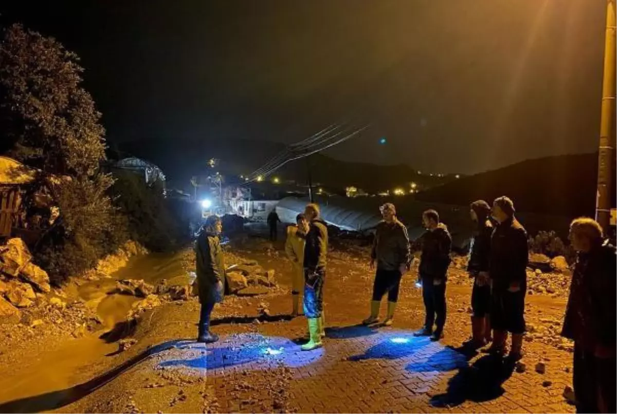 Antalya'nın iki ilçesinde sel felaketi; otomobiller sürüklendi, seralar su altında kaldı (6)