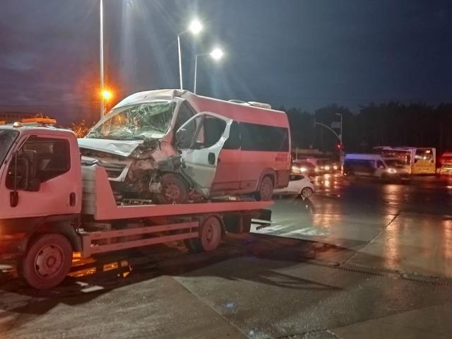 Arnavutköy'de ters şeritten yola giren İETT otobüsü kazaya neden oldu: 14 yaralı