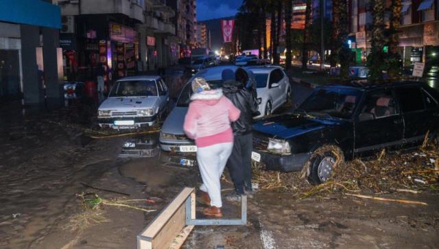 Gece boyu yağan yağmur sonrası kabus gibi bir güne uyandılar! 2 ilçede son durum bu Gece boyu yağan yağmur sonrası kabus gibi bir güne uyandılar! 2 ilçede son durum bu