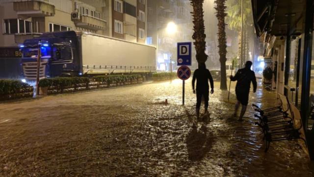 Gece boyu yağan yağmur sonrası kabus gibi bir güne uyandılar! 2 ilçede son durum bu Gece boyu yağan yağmur sonrası kabus gibi bir güne uyandılar! 2 ilçede son durum bu