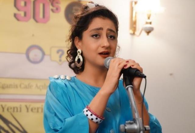 Güzel Günler dizisinde şarkı söyleyen Ecem Erkek, sesiyle izleyicilerden tam not aldı Güzel Günler dizisinde şarkı söyleyen Ecem Erkek, sesiyle izleyicilerden tam not aldı