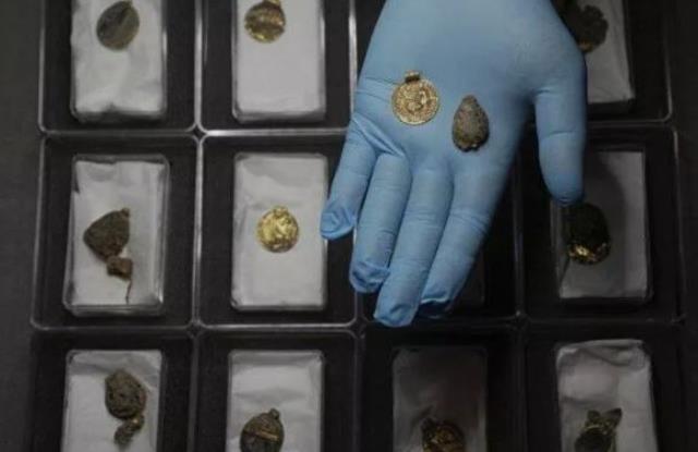 İşçilerin kazması hazineye saplandı! Toprak kalktıkça yerin altından altın fışkırdı İşçilerin kazması hazineye saplandı! Toprak kalktıkça yerin altından altın fışkırdı