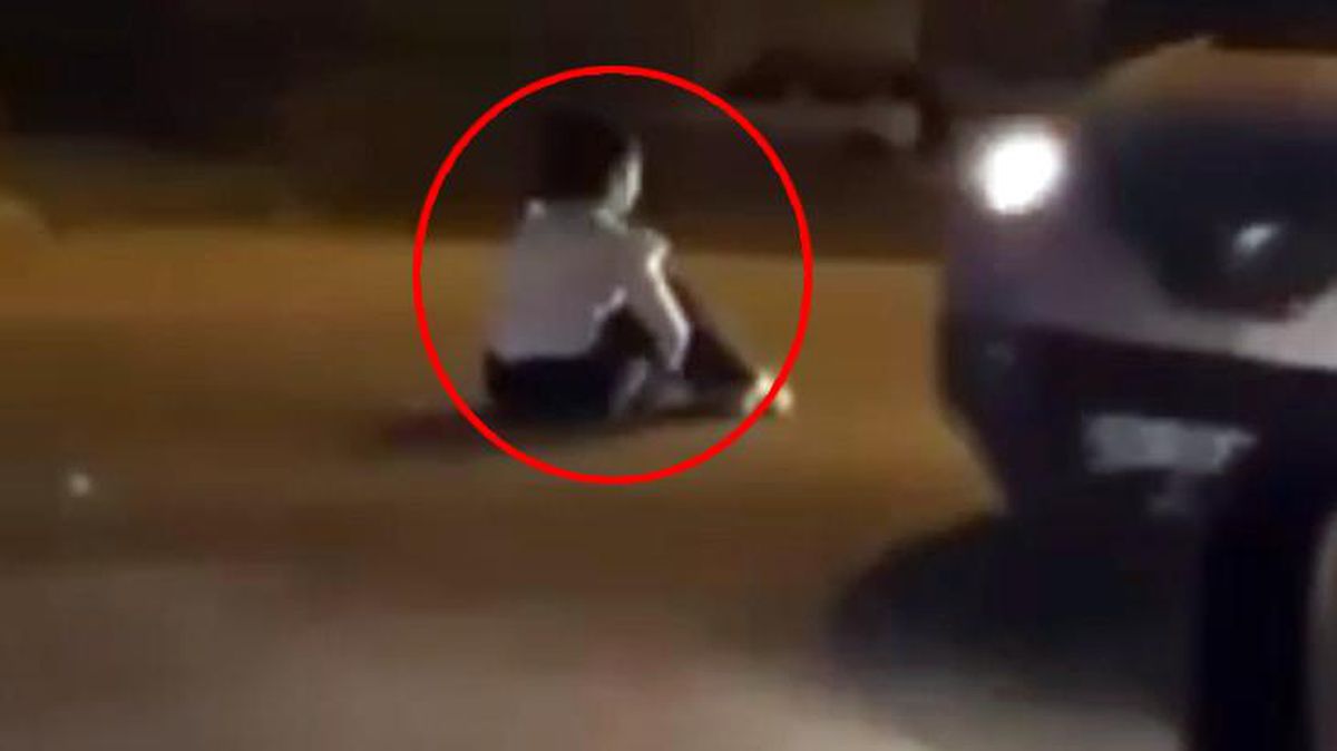 İstanbul'da bir garip olay! Trafiğe aldırış etmeyen genç kız, yolun ortasına oturup öylece bekledi