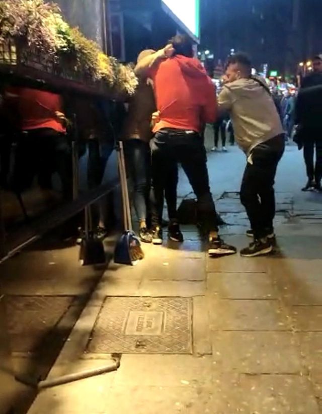 İstanbul'da yabancı uyruklular birbirine girdi! Tekme, yumruk ve silahların konuştuğu kavga kamerada