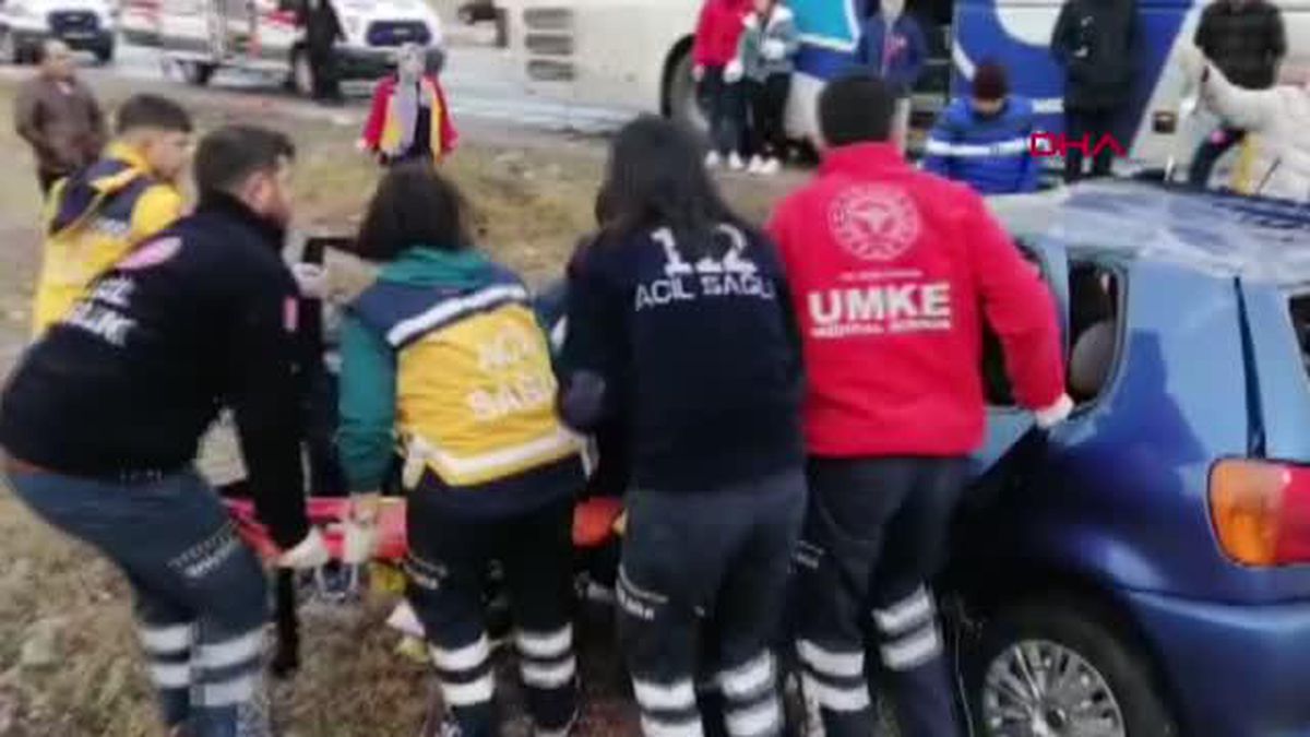 Karşı şeride geçen otomobil, otobüse çarptı, baba ve oğlu yaralandı