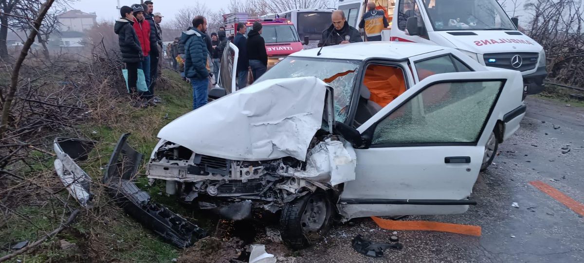 Malatya'da halk otobüsü ile otomobil çarpıştı, 7 kişi yaralandı