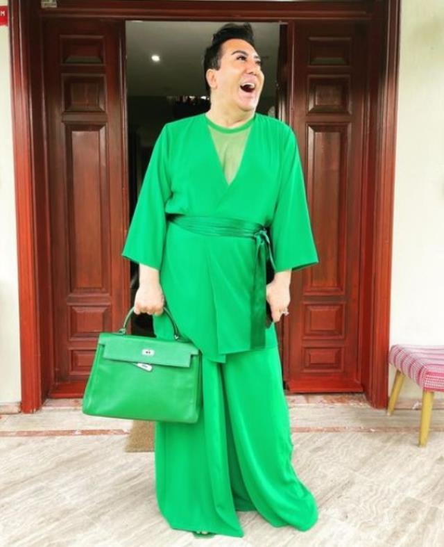 Şarkıcı Murat Övüç, sahnede eteğine basınca fena düştü