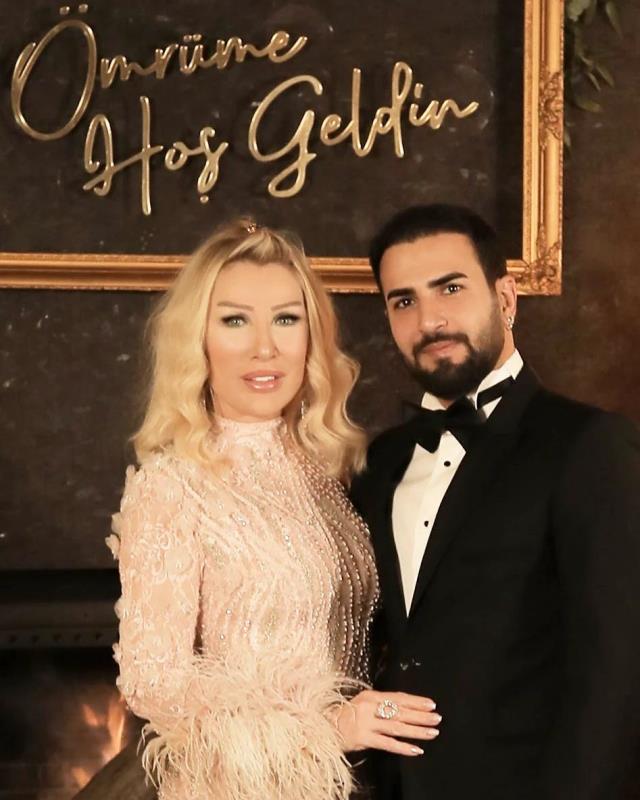 Seda Sayan, yıldönümü kutlamasında eşi Çağlar Ökten'i öpücüklere boğdu