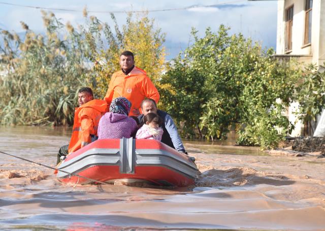 Son Dakika: Antalya'da selin bilançosu: 100 konut, 497 araç ve 12 bin 500 dönüm sera hasar gördü