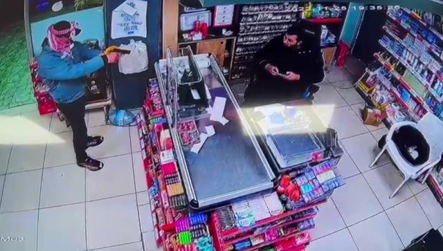 Tanınmamak için her şeyi yapan silahlı soyguncu, ayakkabısından tespit edilip yakalandı