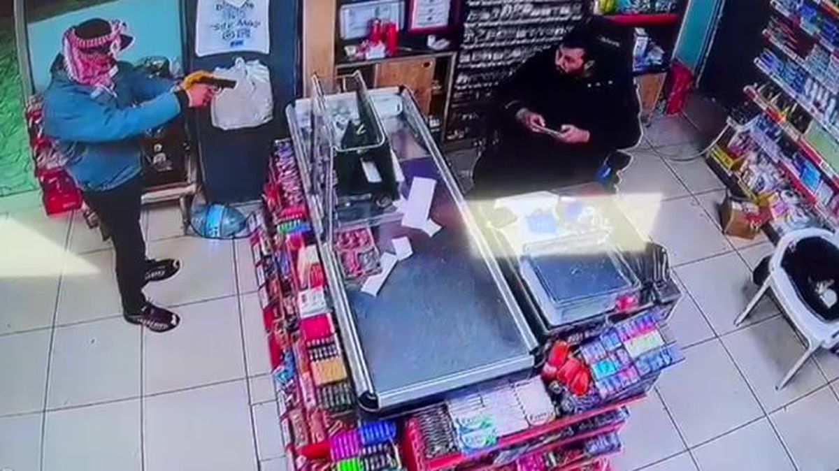 Tanınmamak için her şeyi yapan silahlı soyguncu, ayakkabısından tespit edilip yakalandı